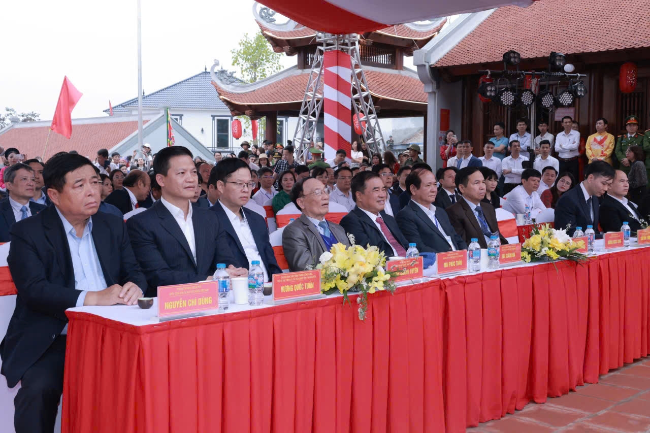 Phó Thủ tướng Chính phủ Nguyễn Chí Dũng, đại diện các Ban Bộ ngành Trung ương, lãnh đạo tỉnh và đông đảo bà con Nhân dân dự lễ khai hội. (Ảnh: Thế Toàn)