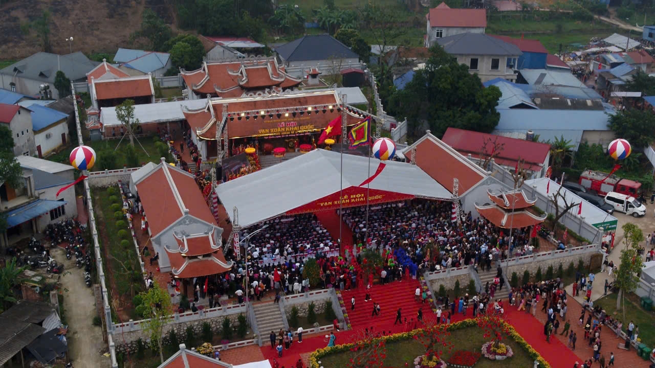 Khu Di tích Quốc gia Đền thờ Lý Nam Đế (Đền Mục), phường Vạn Xuân, tỉnh Thái Nguyên trong ngày khai hội. (Ảnh: Thế Toàn)