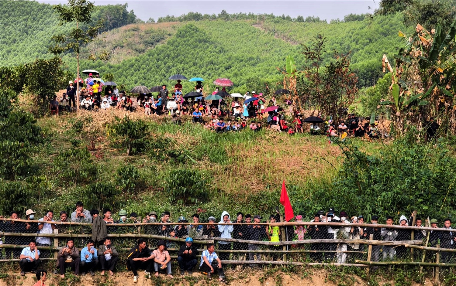 Sân thi đấu được rào chắn bảo đảm an toàn 