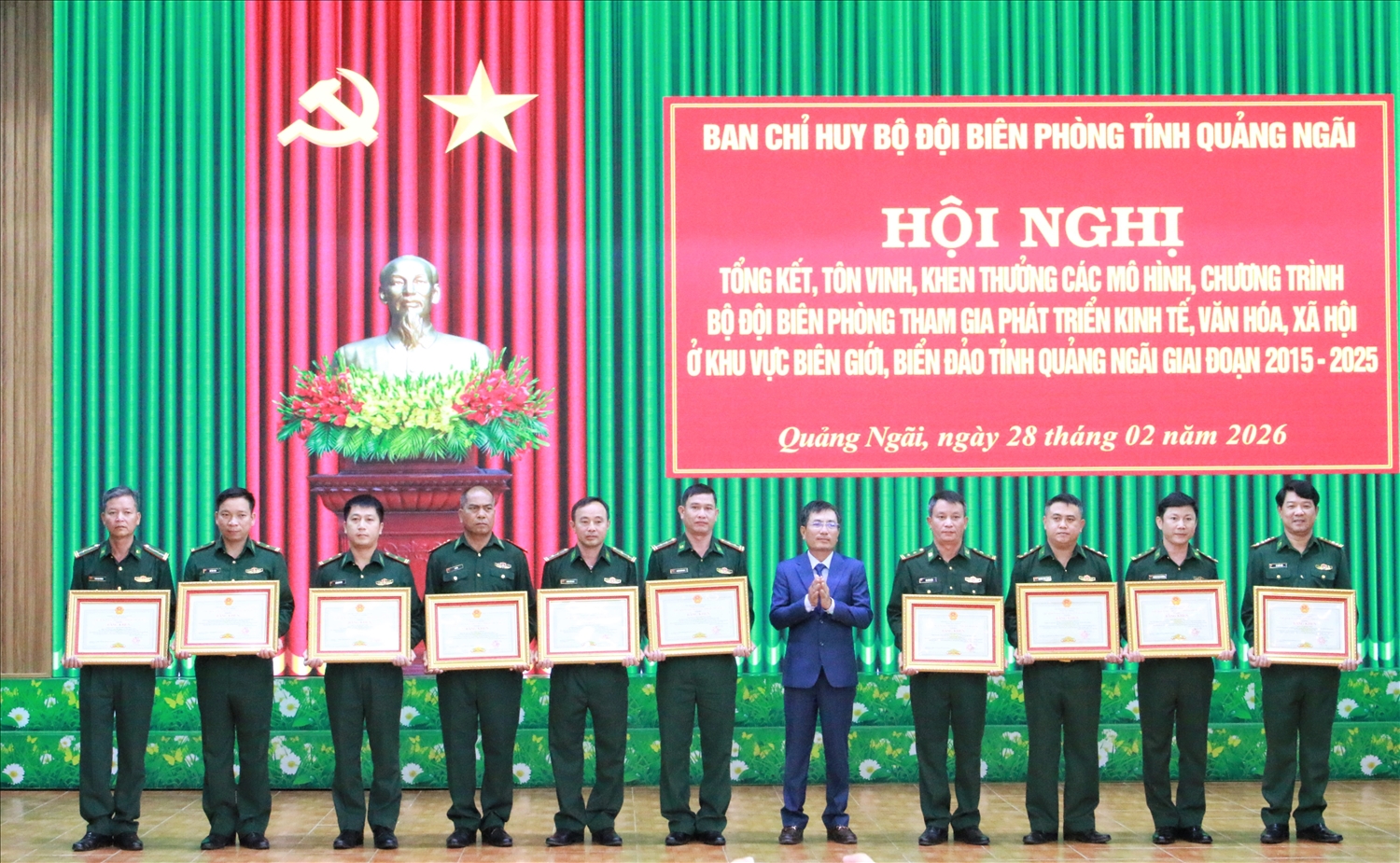 Phó Chủ tịch UBND tỉnh Quảng Ngãi Nguyễn Ngọc Sâm trao Bằng khen của UBND tỉnh cho 10 cá nhân có thành tích xuất sắc. (Ảnh: Ngọc Chí)