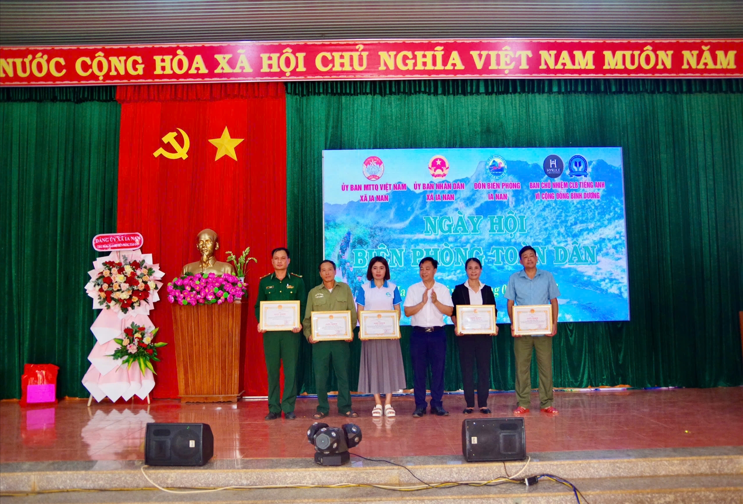 Các tập thể, cá nhân tiêu biểu và tổ tự quản được khen thưởng đã có những đóng góp tích cực trong thực hiện phong trào