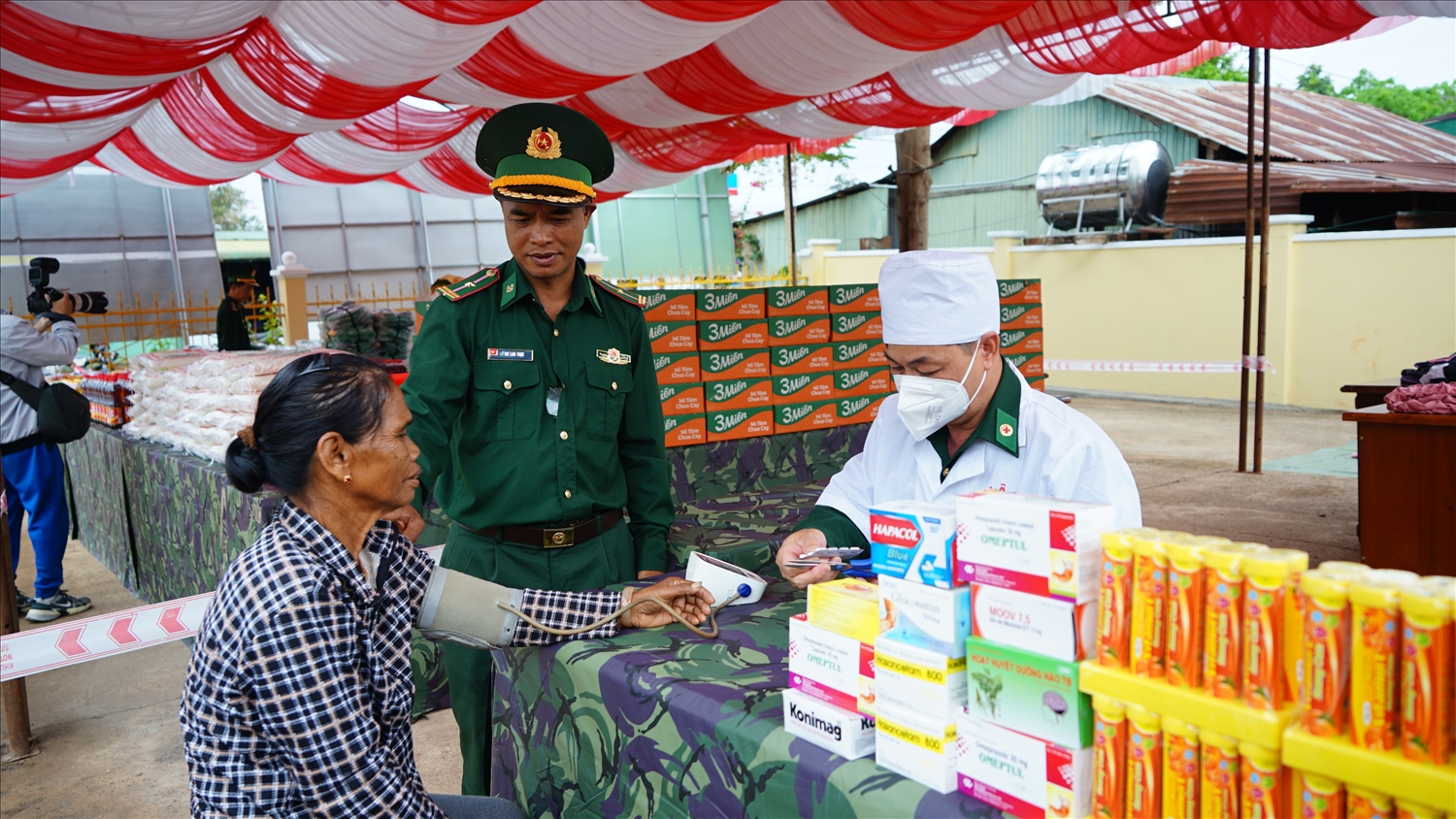 Bộ đội Biên phòng khám bệnh, cấp phát thuốc miền phí cho người dân xã Ia Nan