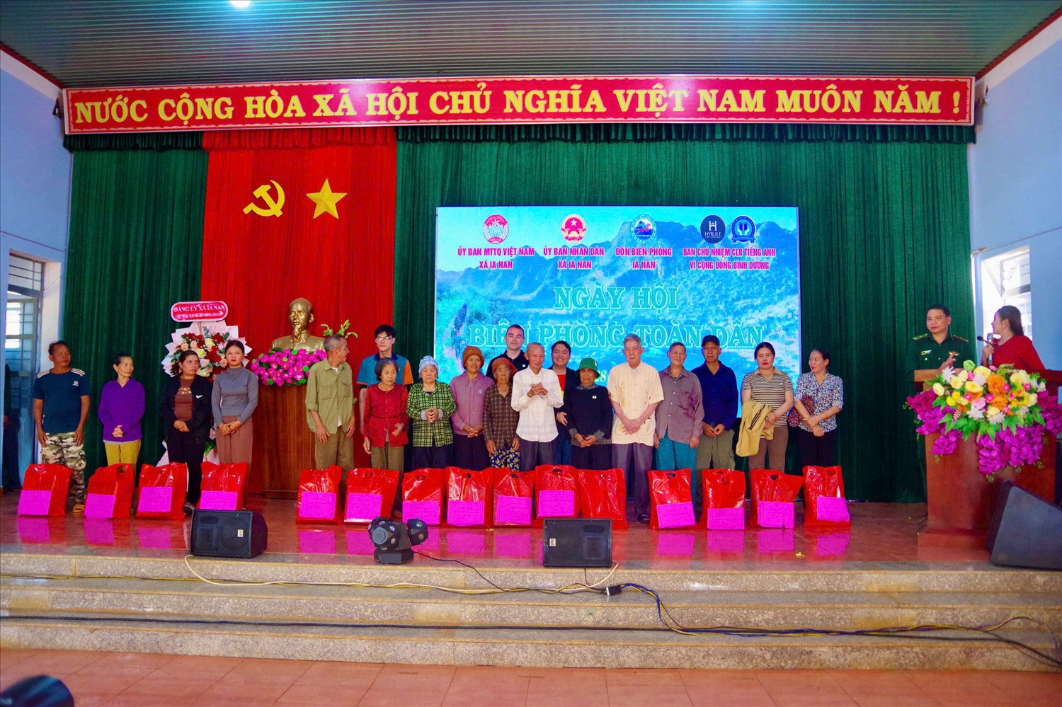 Ban tổ chức Ngày hội trao quà cho các gia đình chính sách trên địa bàn xã Ia Nan