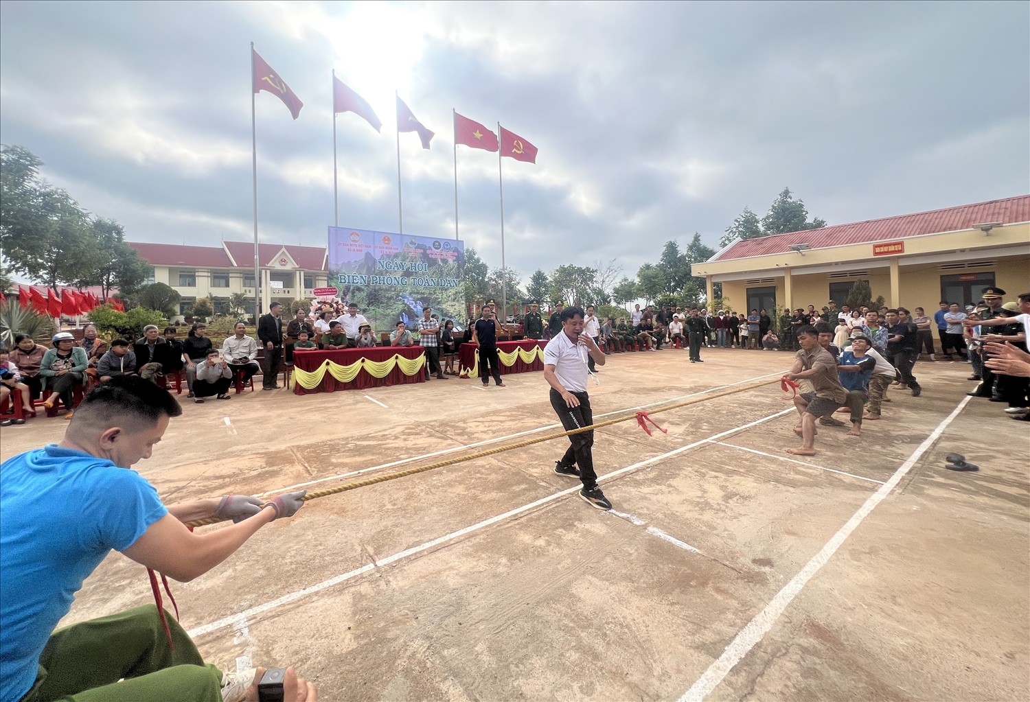 Nhân dân vùng biên giới Gia Lai hào hứng tham gia các trò chơi dân gian như kéo co, bóng chuyền, đập niêu...