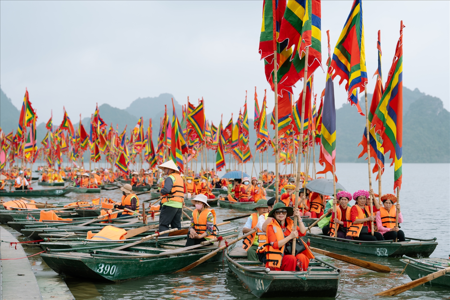 Đông đảo người dân, phật tử và du khách tham gia ngày hội
