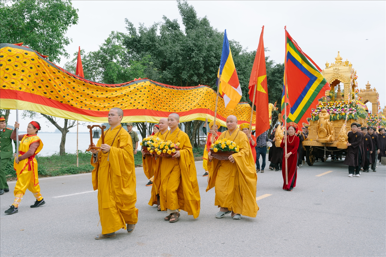 Với chủ đề Bình minh cõi Phật – Tam Chúc khai xuân 2026, phần lễ chính diễn ra trong không khí trang trọng tại Trung tâm Hội nghị Quốc tế Vesak. 