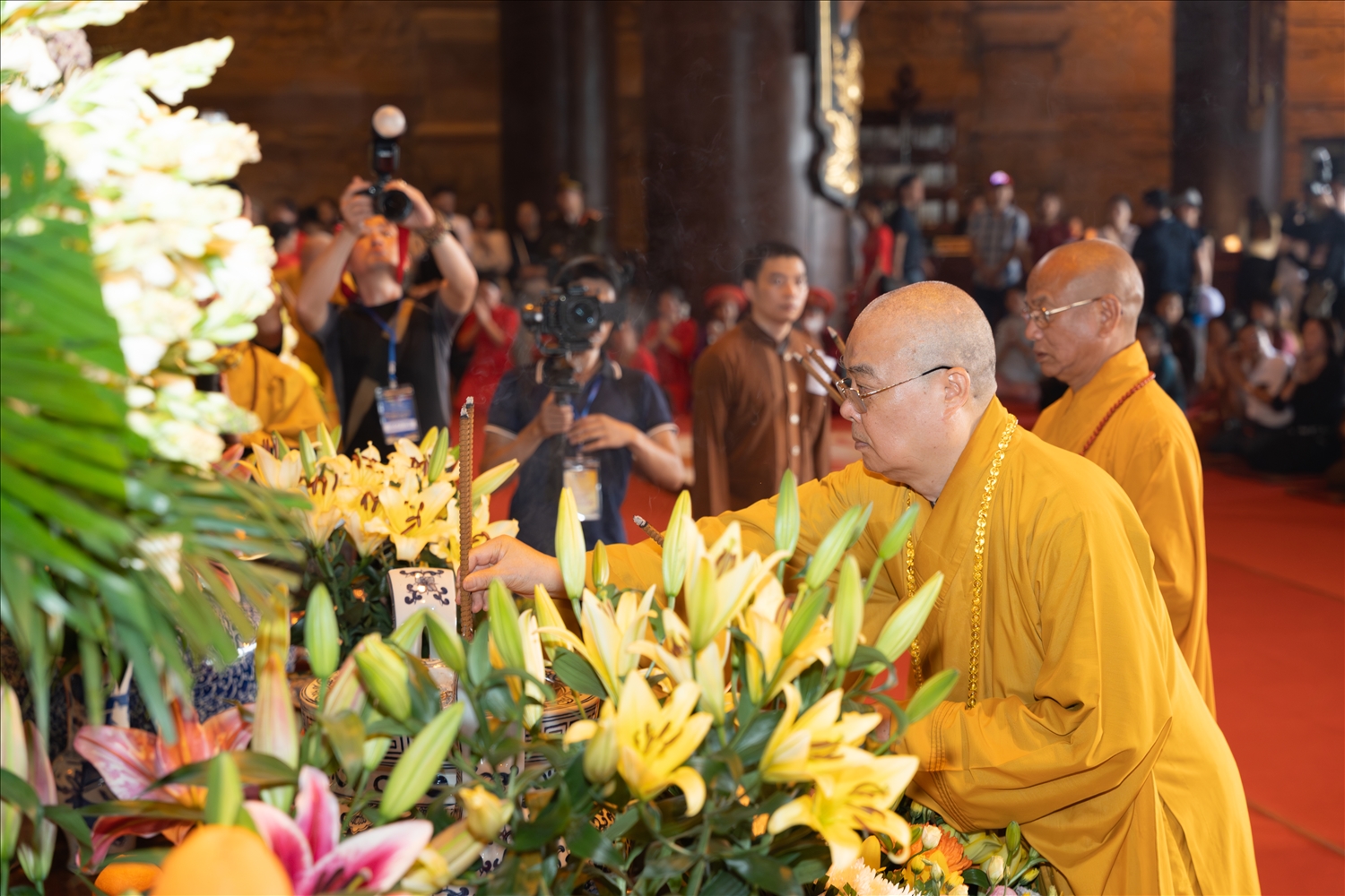 Hòa thượng Thích Thanh Nhiễu, Ủy viên Thường trực Hội đồng chứng minh, Phó Chủ tịch Thường trực Hội đồng Trị sự Giáo hội Phật giáo Việt Nam dâng hương tại ngày hội