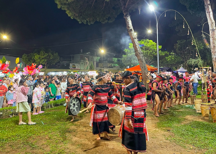 Chương trình Cồng chiêng cuối tuần - Thưởng thức & Trải nghiệm thu hút nhiều người dân và du khách đến thưởng thức. (Ảnh: T.N)