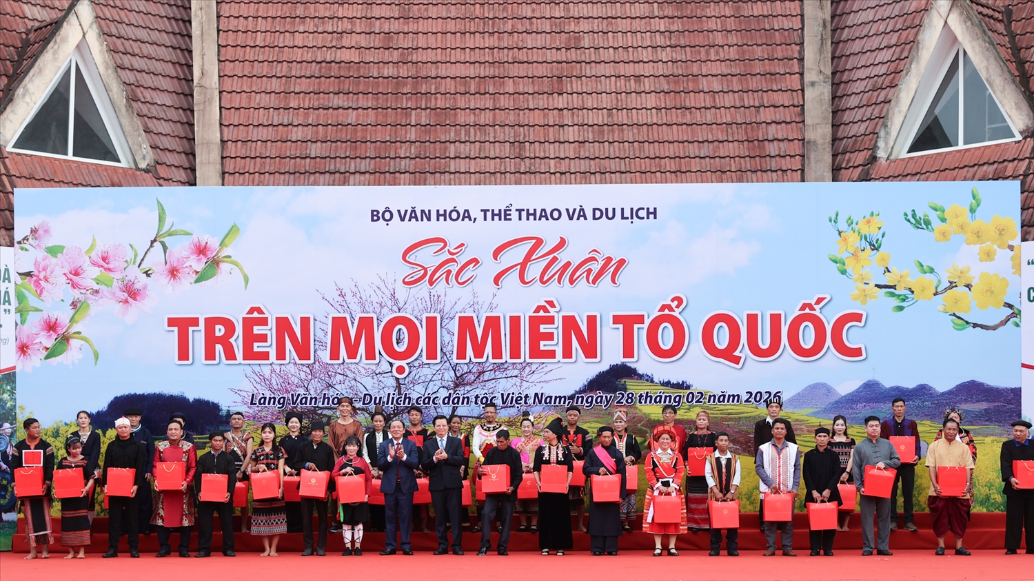 Phó Thủ tướng Mai Văn Chính và Bộ trưởng Nguyễn Văn Hùng tặng quà cho đồng bào các dân tộc tại sự kiện