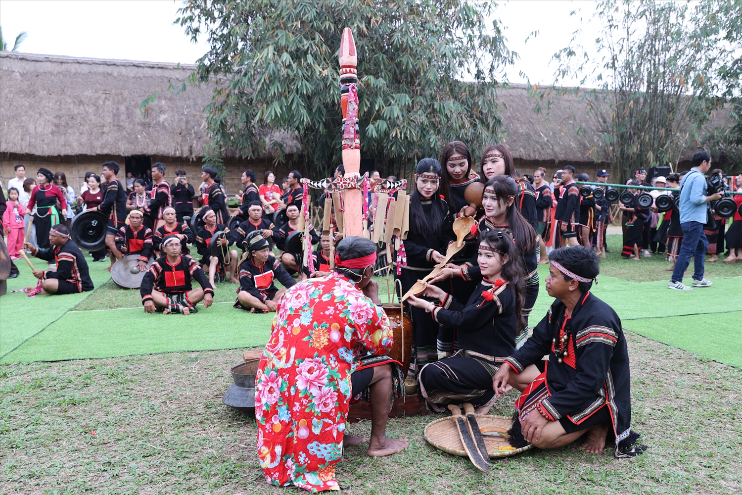 Sau lễ dựng nêu là nghi thức cầu mùa. Thầy cúng dâng rượu cần, gà trống, vòng đồng và khấn mời Yang lúa, Yang rượu, Yang nhà cùng tổ tiên về dự lễ.