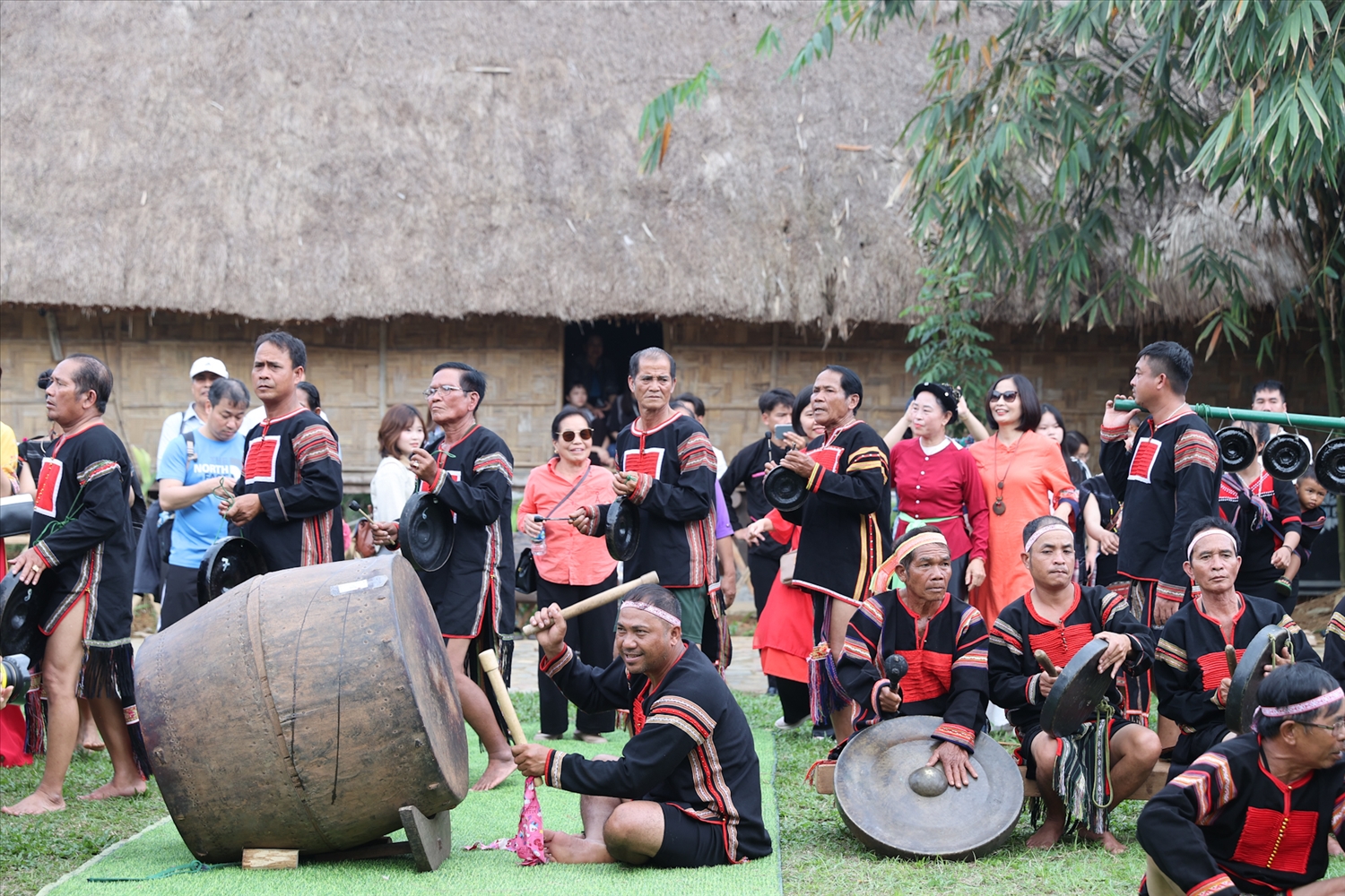 Tiếng trống, chiêng vang vọng khắp núi rừng, không chỉ báo hiệu lễ hội bắt đầu mà còn là cầu nối giữa con người với thần linh