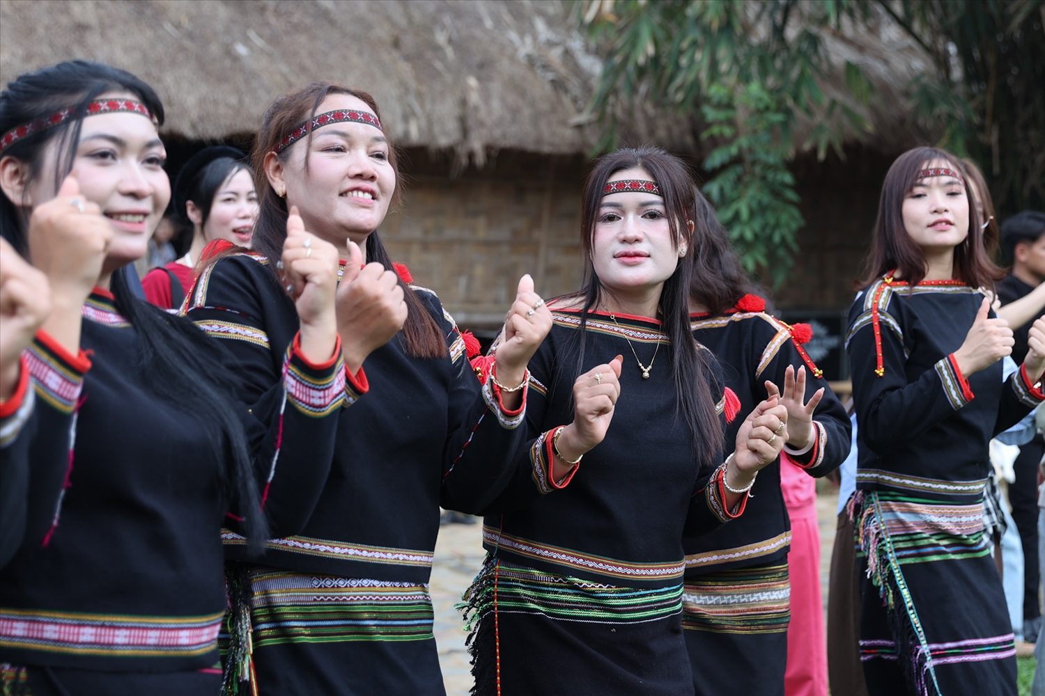 Những điệu múa xoang uyển chuyển, tiếng chiêng sôi nổi cùng bài diễn tấu “Kăm Prốk” tôn vinh các vị thần và ca ngợi cuộc sống