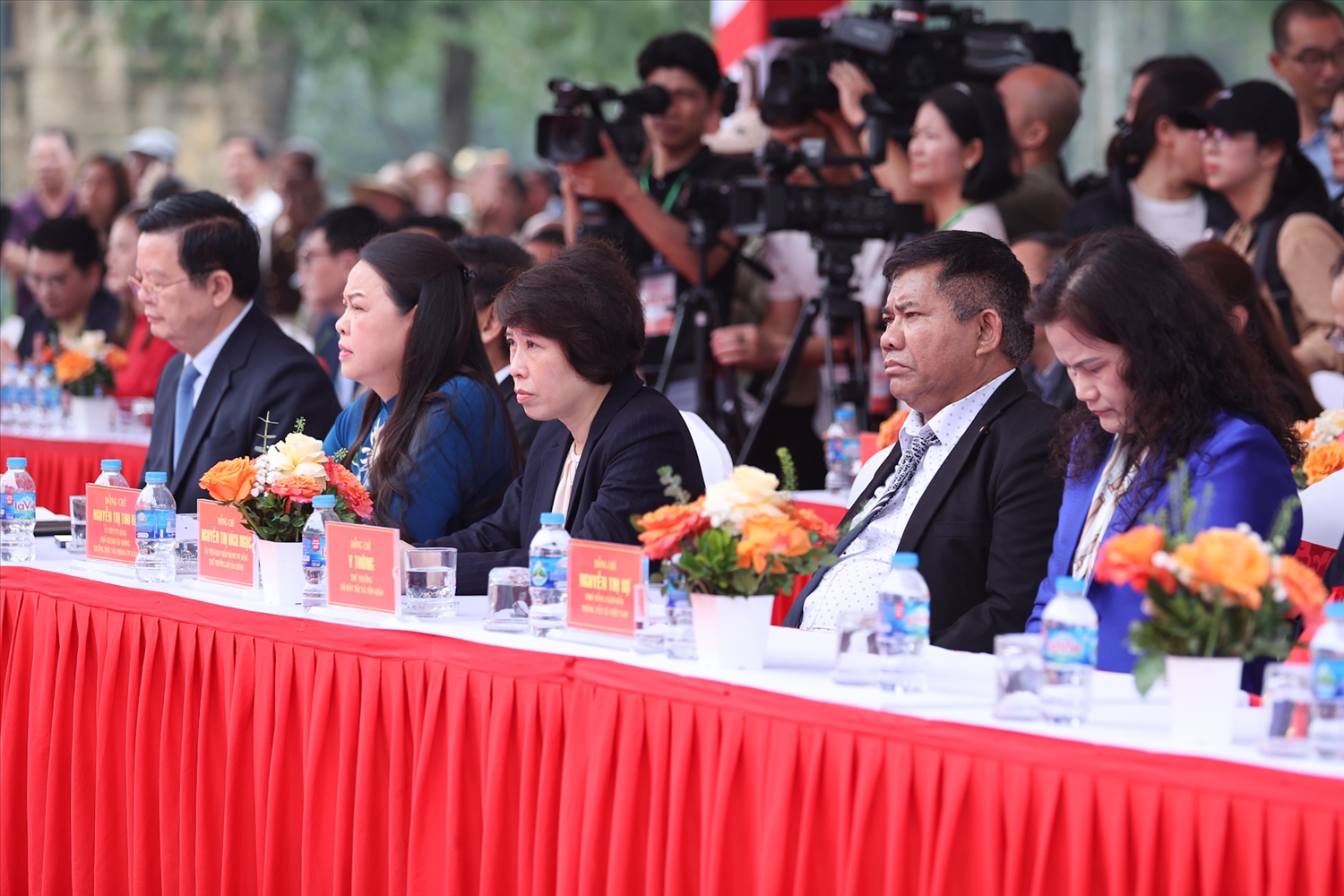 Thứ trưởng Bộ Dân tộc và Tôn giáo Y Thông (thứ hai bên phải) tham dự sự kiện