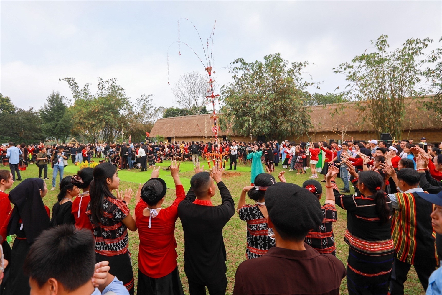 Trong men rượu nồng, tiếng kể khan, trường ca và điệu múa xoang hòa quyện, làm nên linh hồn của lễ hội