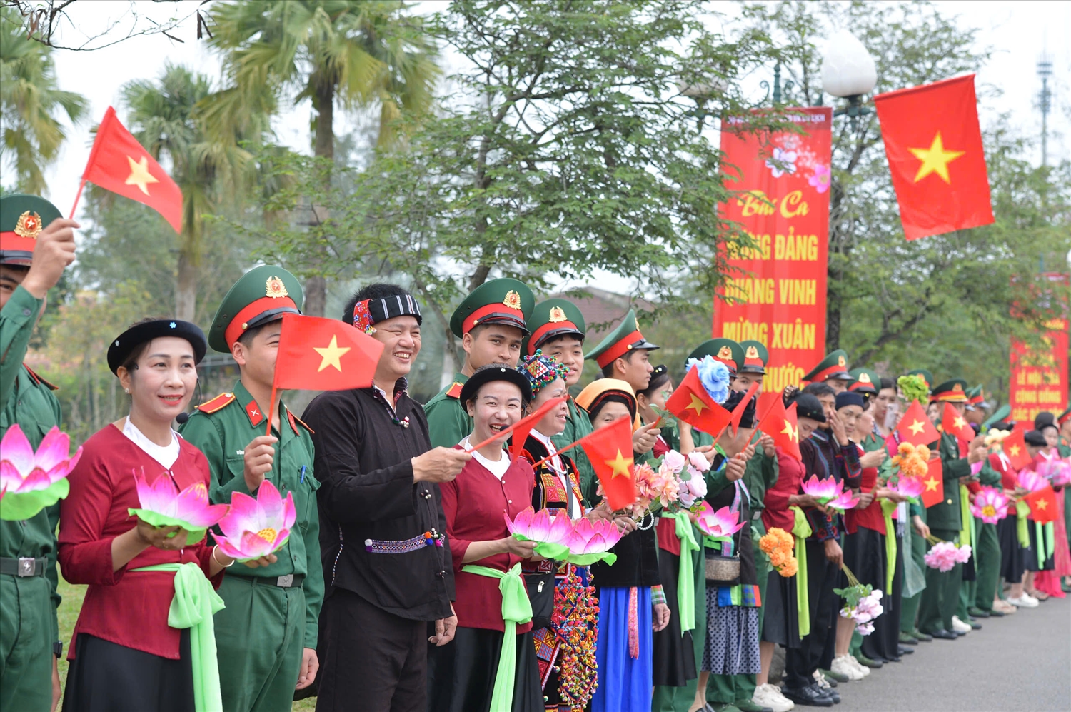 Sự kiện có sự tham gia của đại diện 32 đồng bào các dân tộc và trên 300 nghệ nhân trên mọi miền Tổ quốc