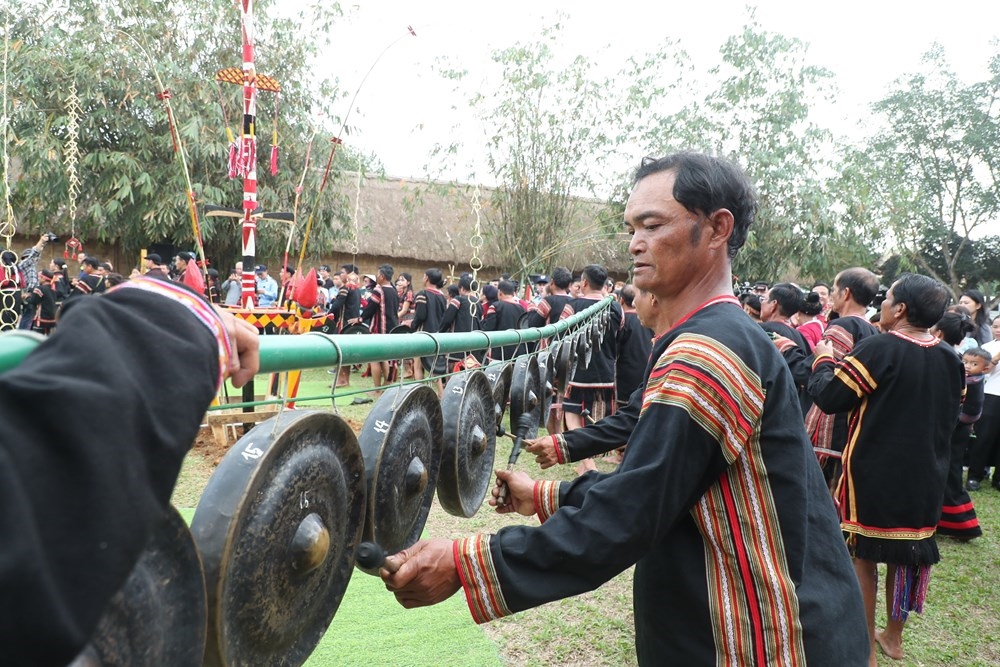 Khép lại phần nghi lễ là chương trình dân ca, dân vũ đặc sắc