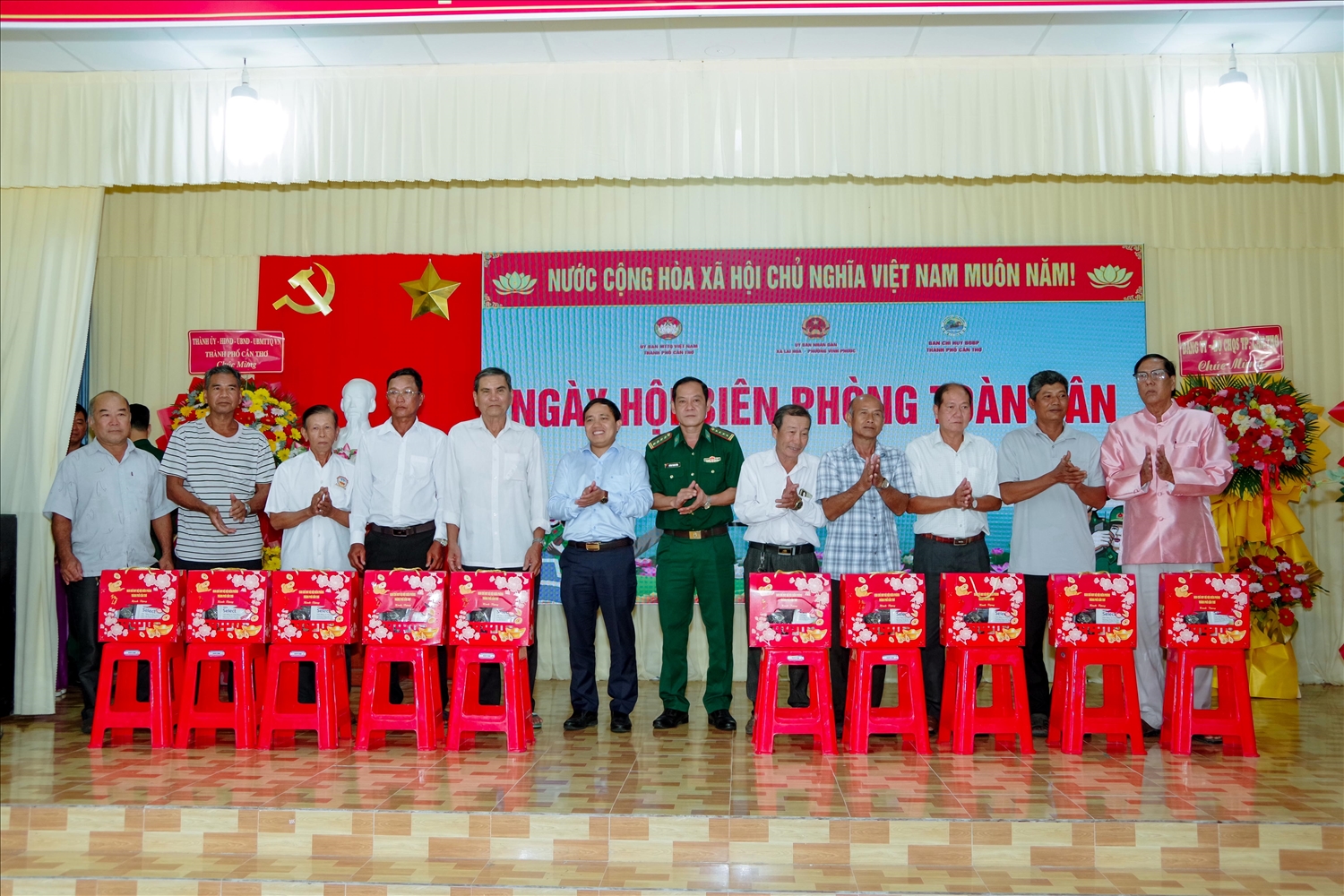 Tặng quà cho người có uy tín tại ngày hội