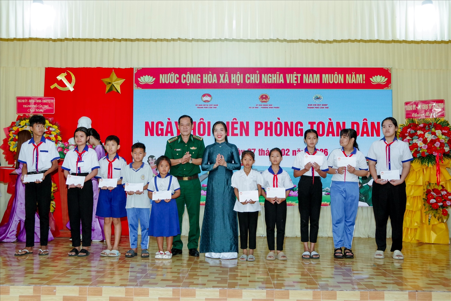 Trao tặng học bổng cho các em học sinh 