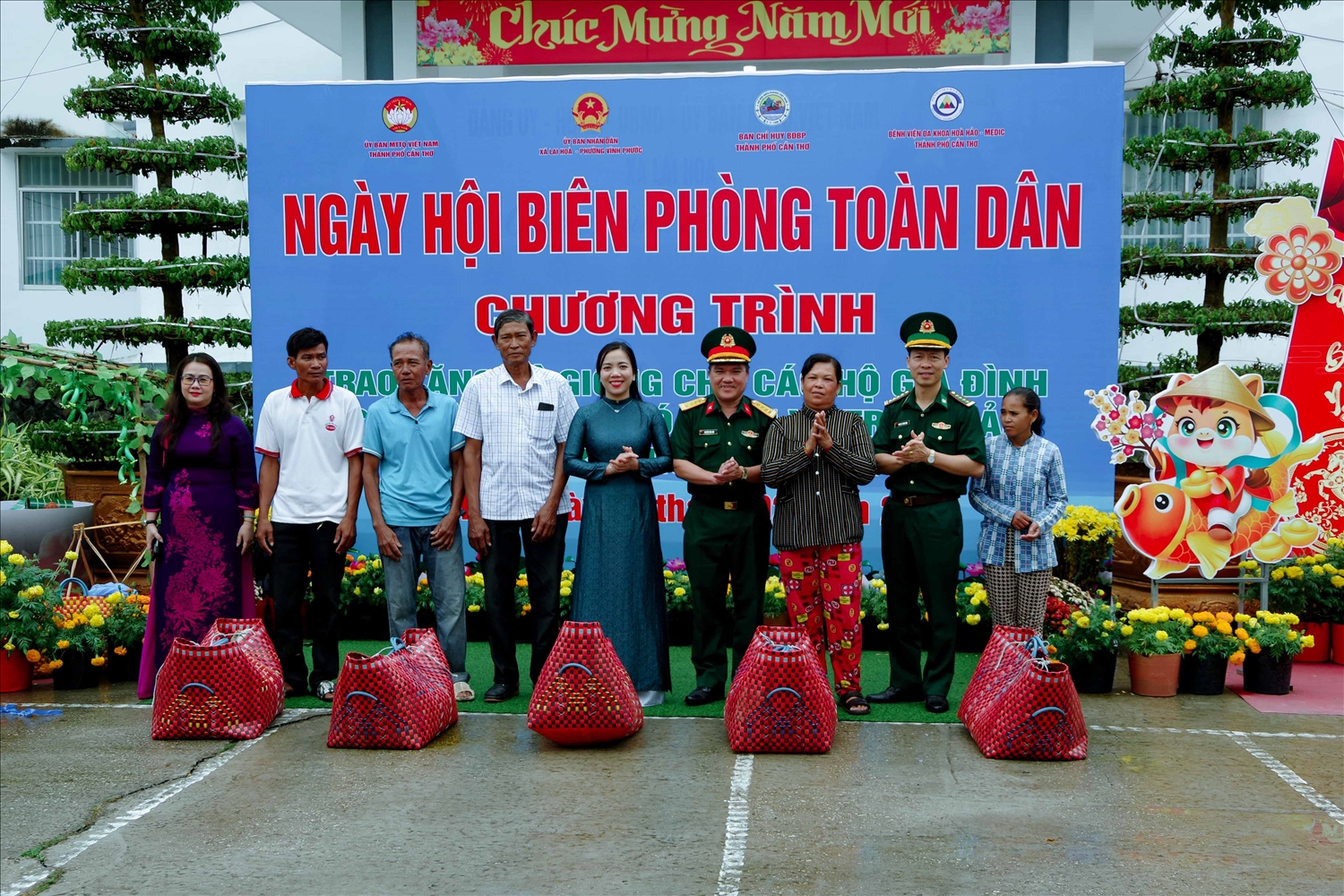 Trao tặng dê giống cho các hộ gia đình có hoàn cảnh khó khăn