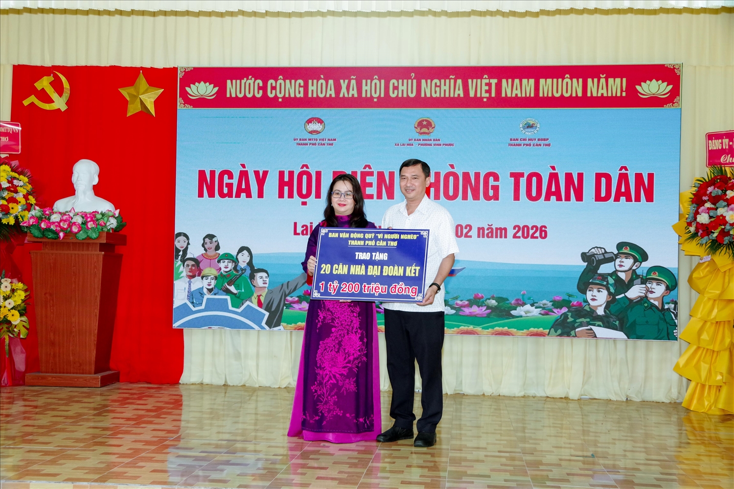 Bà Nguyễn Thị Thuỳ Linh, Thành uỷ viên, Phó Chủ tịch Uỷ ban MTTQ Việt Nam thành phố, Chủ tịch Hội LHPN TP. Cần Thơ, trao bảng tượng trưng tặng 20 căn nhà đại đoàn kết cho người nghèo 