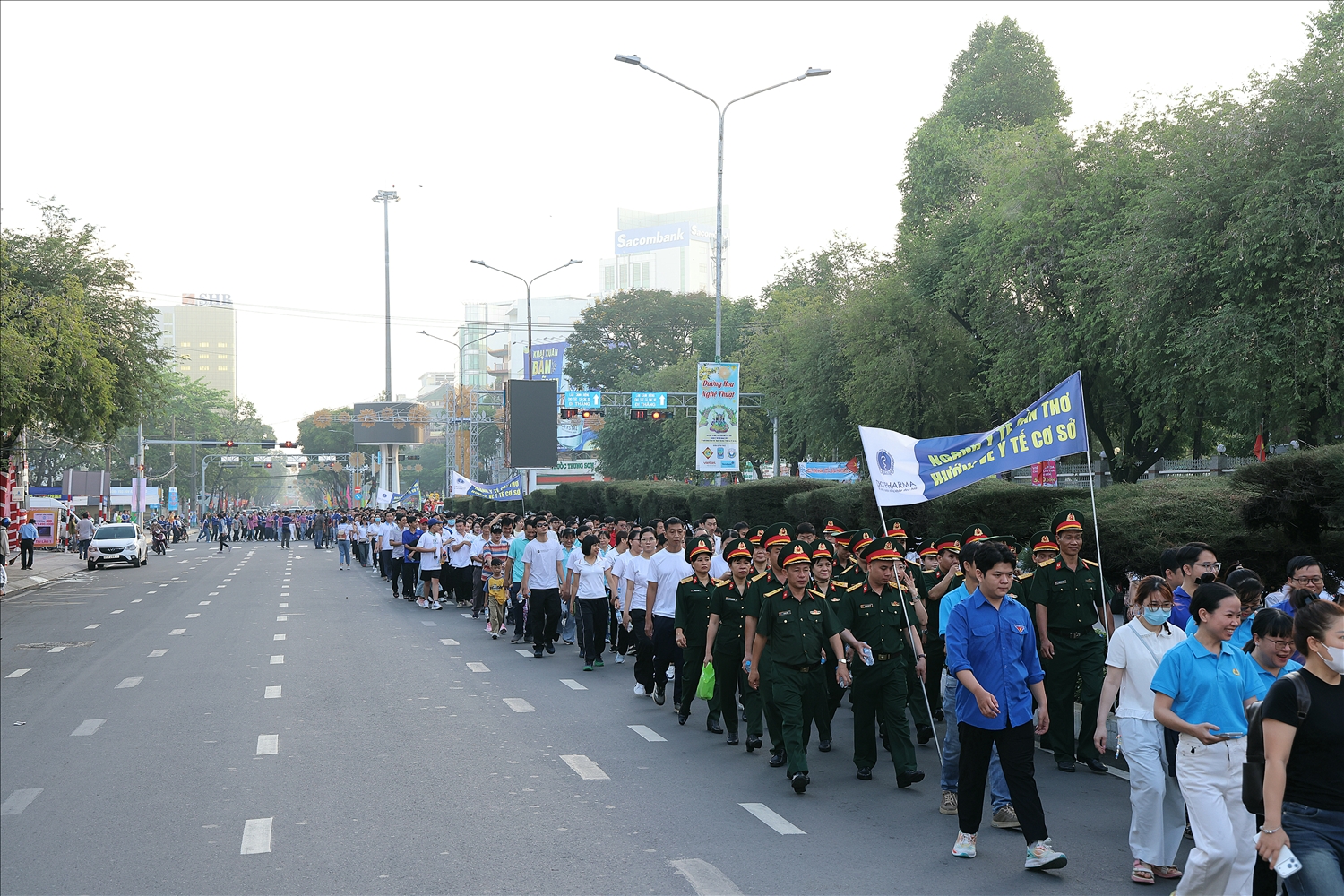Đông đảo người dân tham gia đi bộ, ủng hộ xây dựng y tế cơ sở