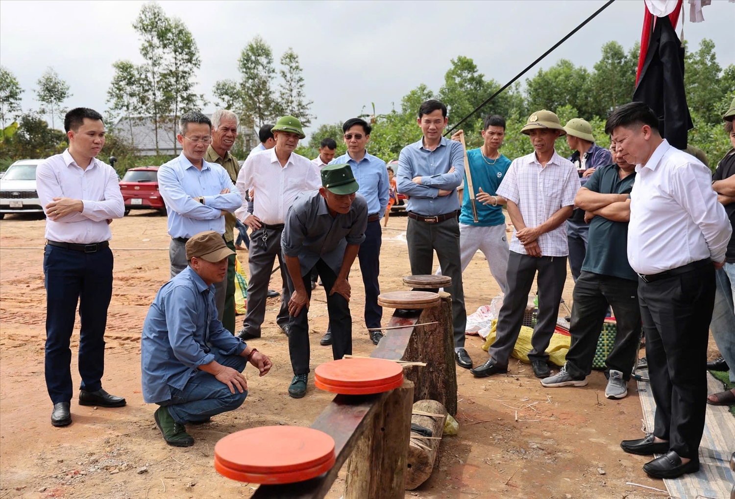 Nhiều trò chơi dân gian được tổ chức thu hút đông đảo người dân và khách du lịch