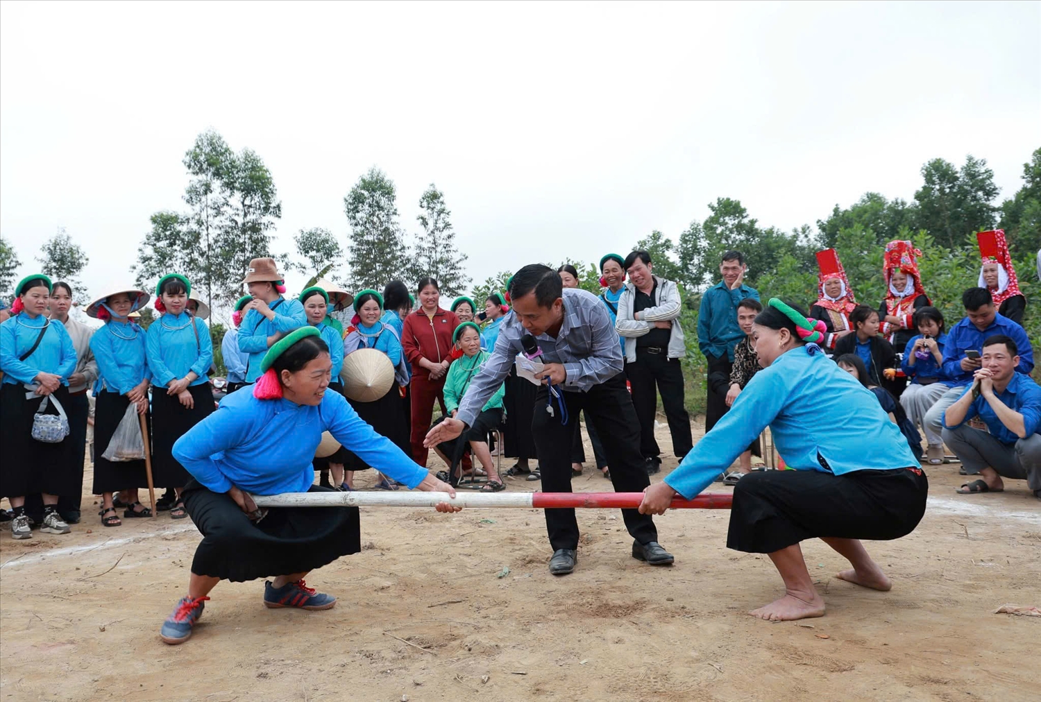 Đẩy gậy là một trong những trò chơi dân gian có mặt nhiều tại các lễ hội truyền thống
