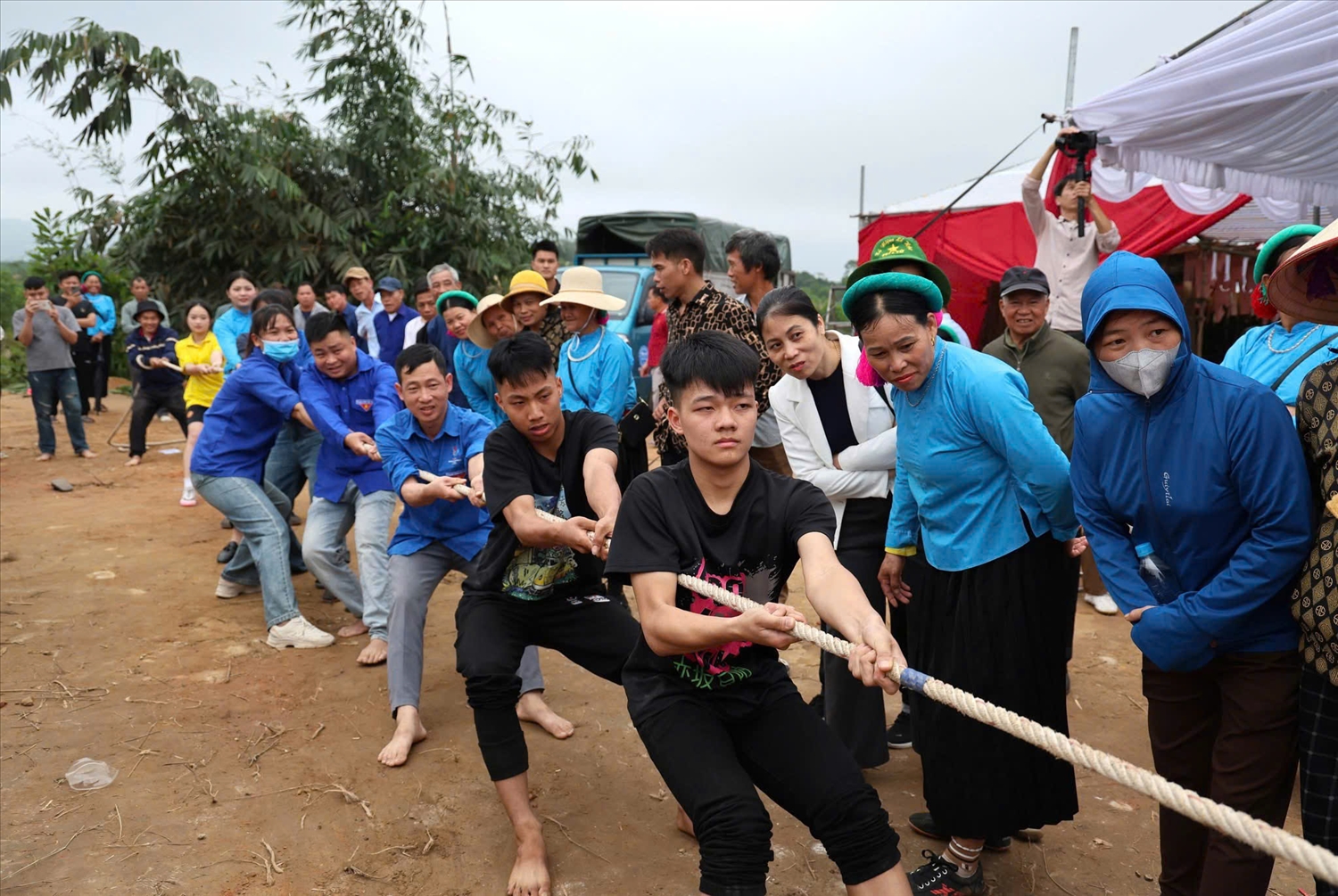 Không khí hội xuân sôi nổi với các trò chơi dân gian 