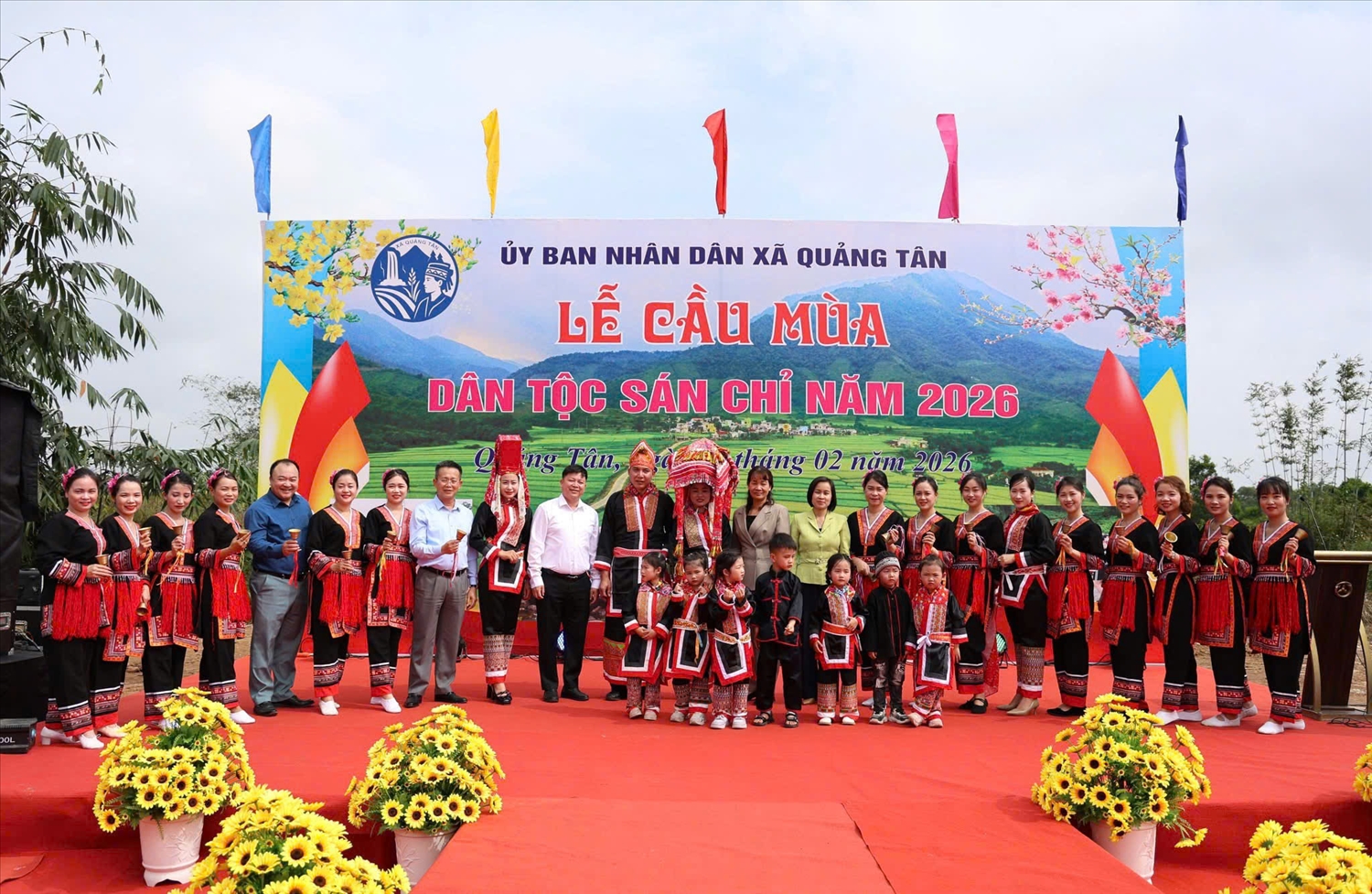 Lãnh đạo xã cùng người dân, khách du lịch chụp ảnh tại lễ khai mạc