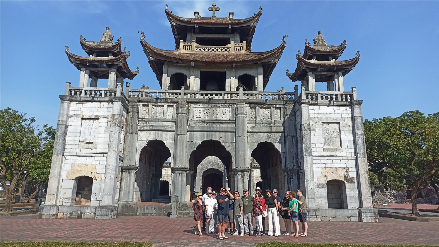 Nhà thờ đá Phát Diệm – điểm nhấn độc đáo của kiến trúc Công giáo, thu hút đông đảo du khách mỗi độ Xuân về.