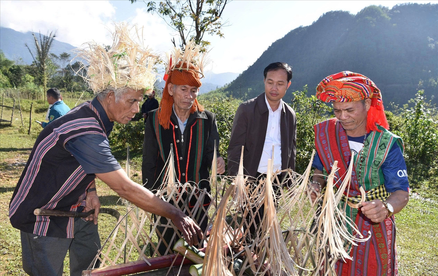 Đồng bào Pa Cô chuẩn bị vật phẩm để thực hiện nghi Lễ cúng Thần Nước