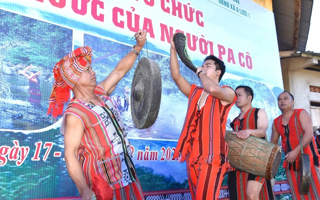 Cùng với phần Lễ trang nghiêm, phần hội ở Lễ cúng Thần Nước diễn ra sôi động, đậm đà bản sắc văn hóa của đồng bào Pa Cô ở vùng cao A Lưới