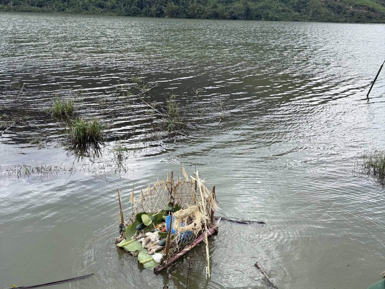 Mâm cỗ cúng được bày trên một con bè nhỏ rồi gửi vào dòng sông linh thiêng