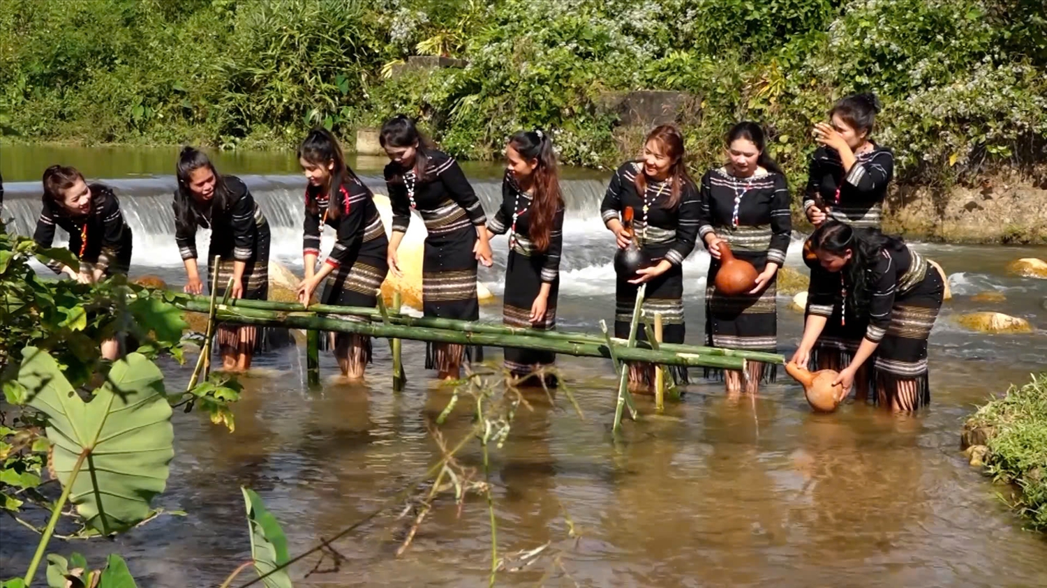 Buôn làng vẫn giữ nét đẹp sinh hoạt cộng đồng bên bến nước.