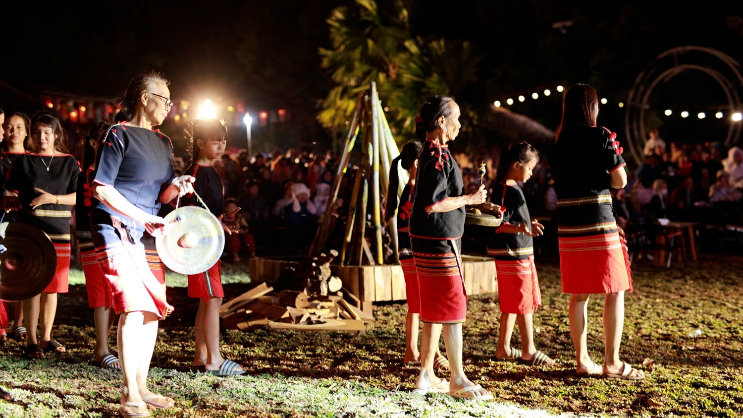 Nghệ nhân Ưu tú H’Săn Êban (người mang kính) nắm giữ nhịp trống dẫn hồn cho đội Chiêng Jho của người Ê Đê Bih, Đắk Lắk)