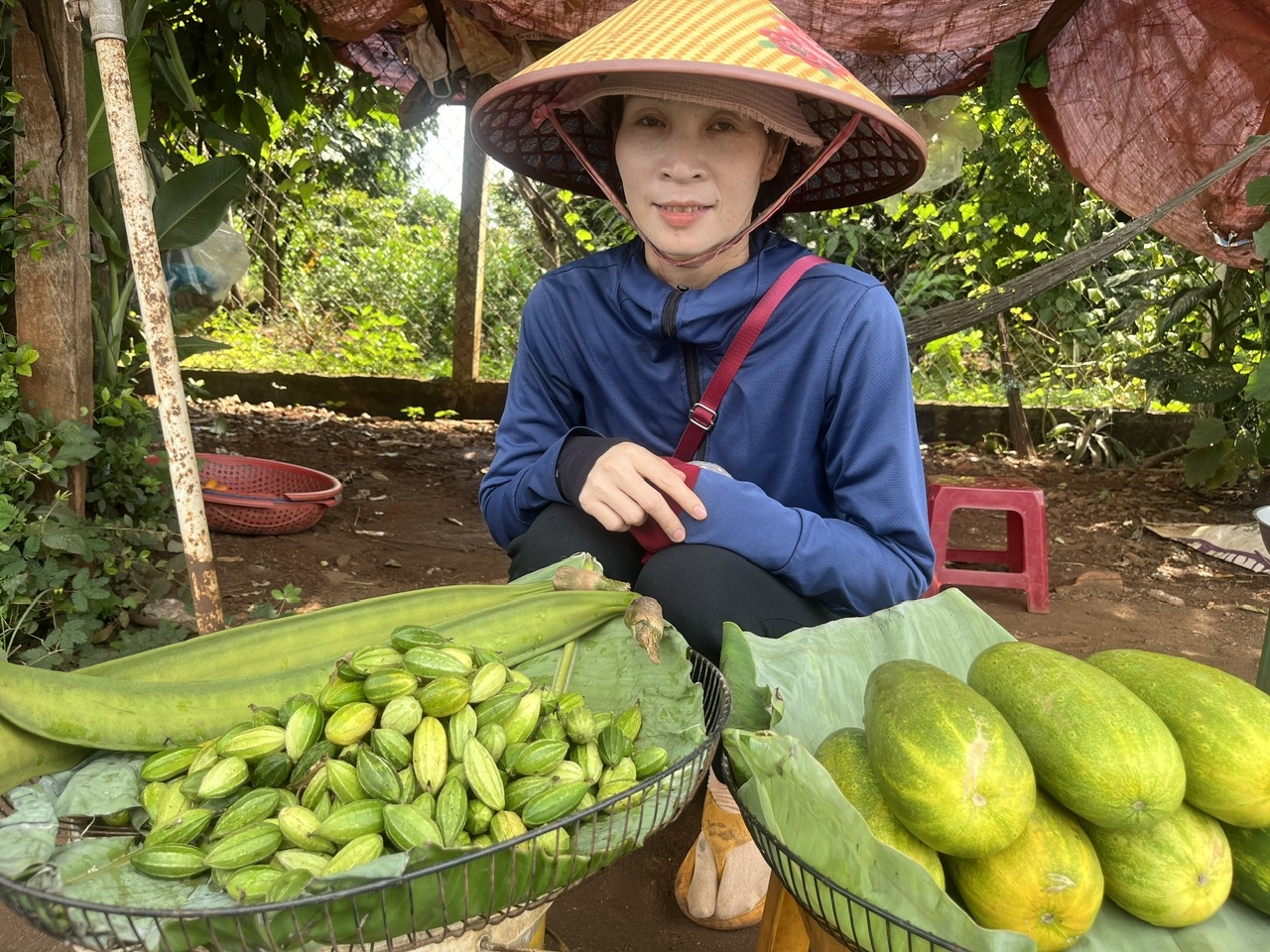 Những trái cây làm nên món ăn truyền thống bày bán ở các buôn làng.