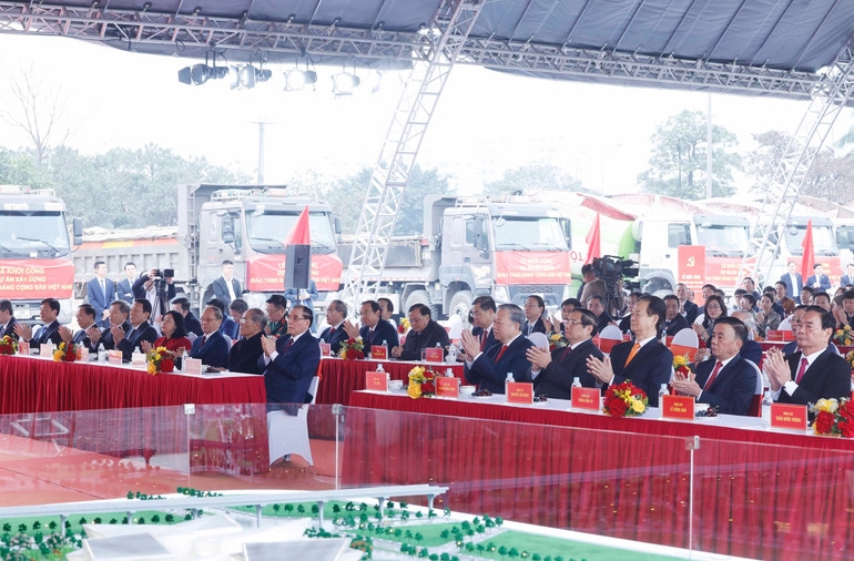 Tổng Bí thư Tô Lâm, Thủ tướng Phạm Minh Chính và các đồng chí lãnh đạo, nguyên lãnh đạo Đảng, Nhà nước dự Lễ khởi công dự án xây dựng Bảo tàng Đảng Cộng sản Việt Nam. (Ảnh: Thống Nhất - TTXVN) 