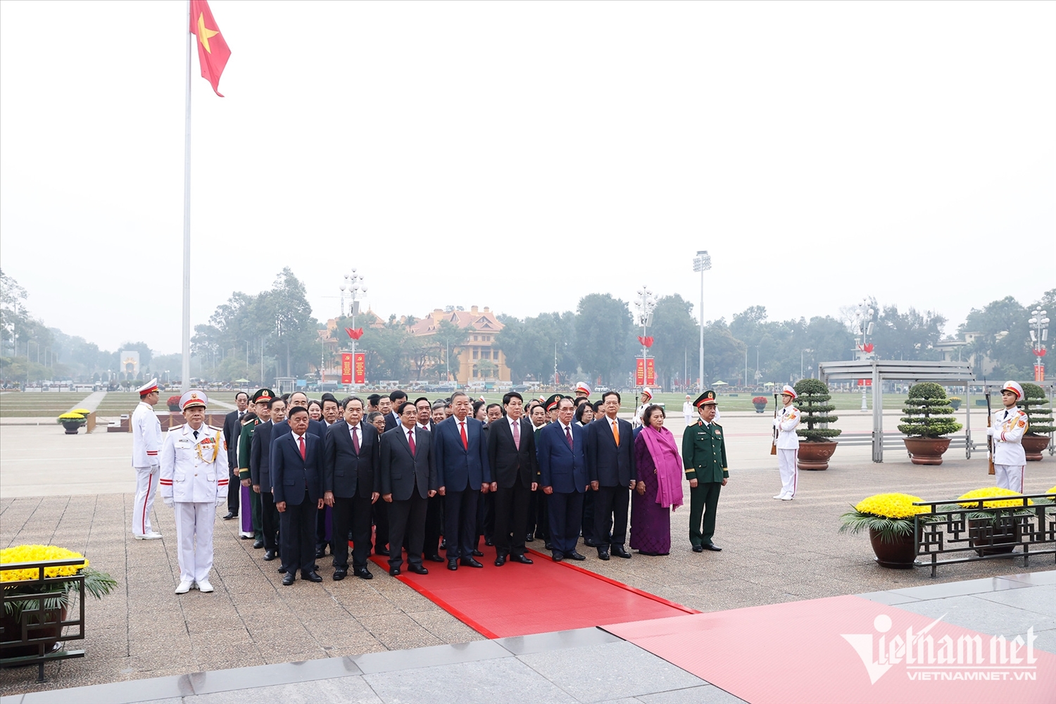 Lãnh đạo, nguyên lãnh đạo Đảng, Nhà nước và các đại biểu vào Lăng viếng Chủ tịch Hồ Chí Minh
