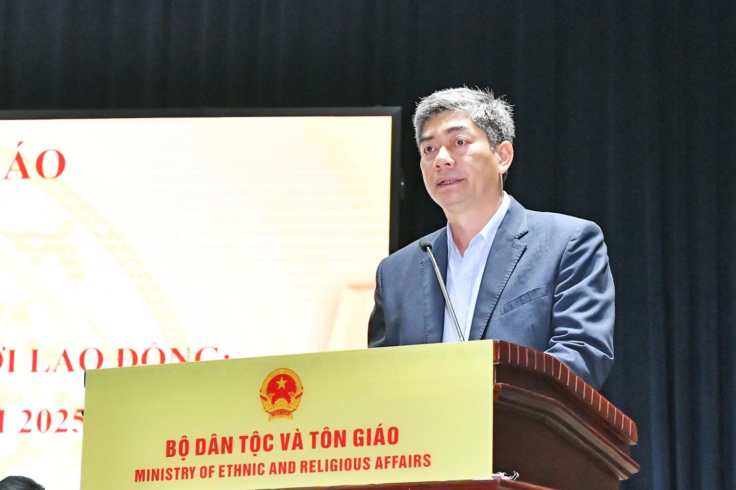 Thứ trưởng Bộ Dân tộc và Tôn giáo Y Vinh Tơr phát biểu tại Hội nghị