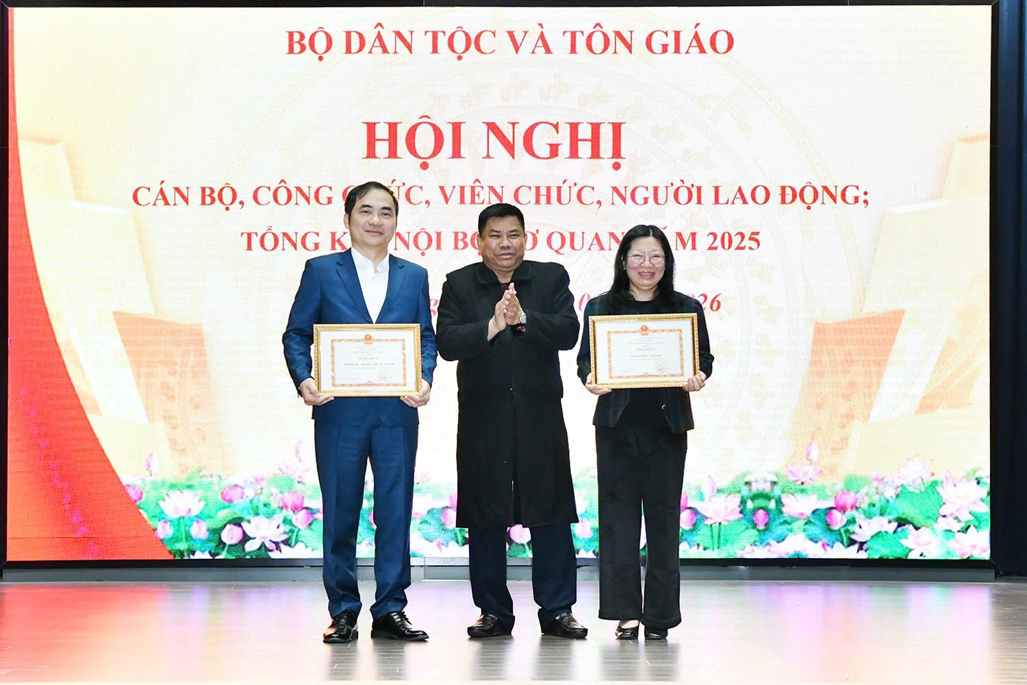 Thứ trưởng Y Thông trao Bằng khen của Bộ trưởng Bộ Dân tộc và Tôn giáo cho 2 tập thể có thành tích xuất sắc trong công tác năm 2025