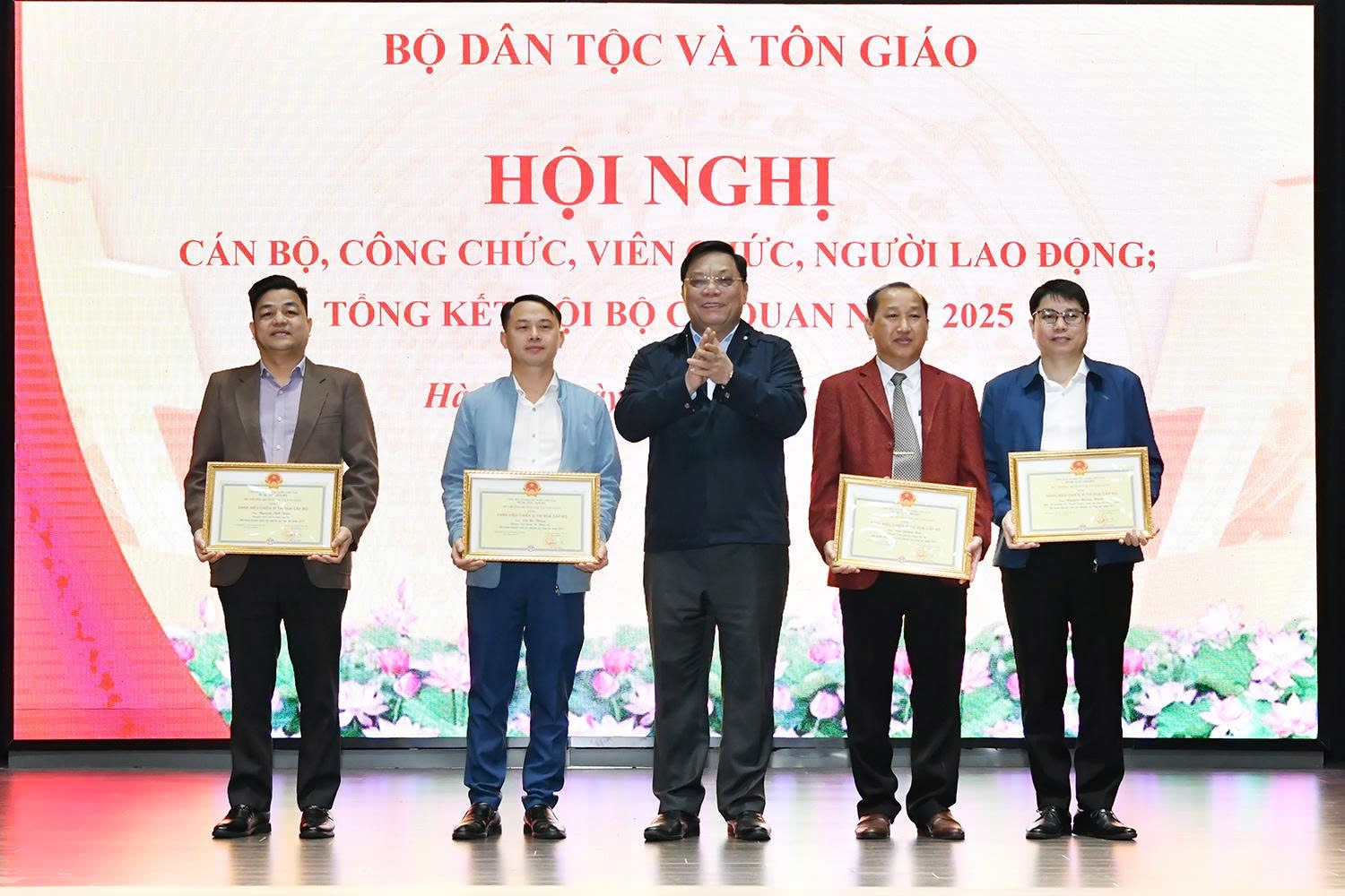 Thứ trưởng Bộ Dân tộc và Tôn giáo Nguyễn Hải Trung trao danh hiệu Chiến sỹ thi đua cấp bộ cho các cá nhân hoàn thành xuất sắc nhiệm vụ trong công tác năm 2025 