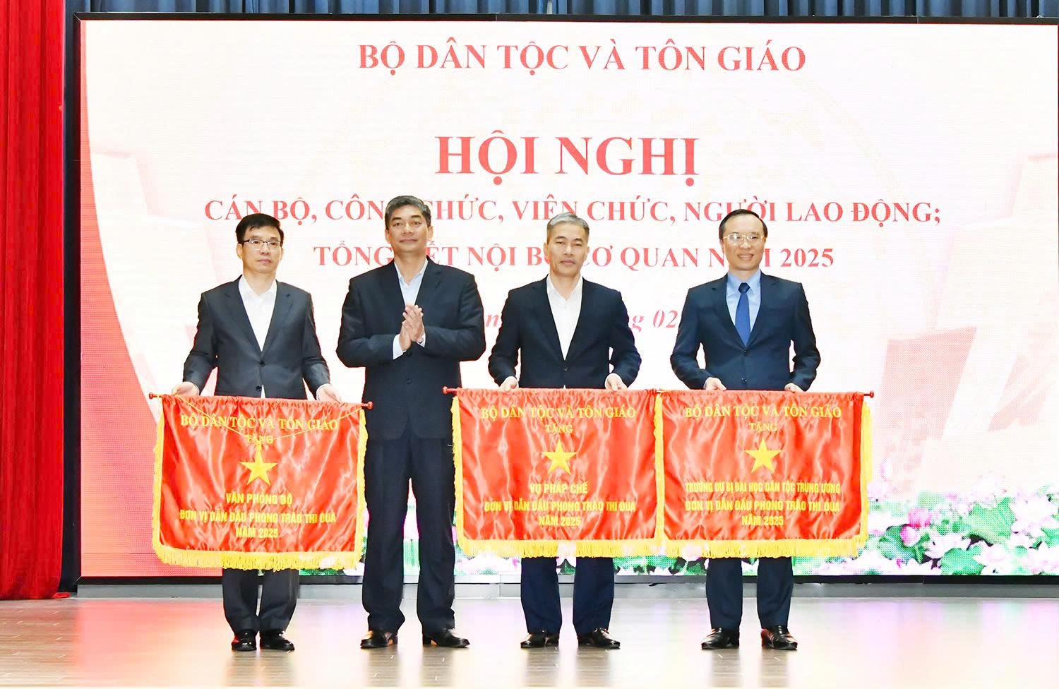 Thứ trưởng Bộ Dân tộc và Tôn giáo Y Vinh Tơr trao Cờ thi đua cho 3 tập thể