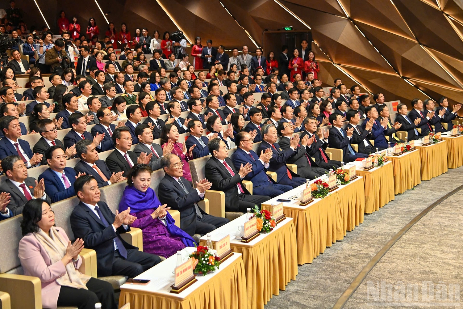 Các đồng chí lãnh đạo, nguyên lãnh đạo Đảng và Nhà nước dự buổi lễ. (Ảnh: THỦY NGUYÊN)