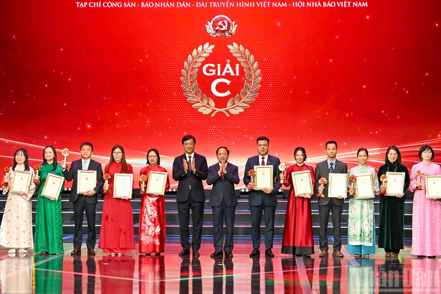 Trao giải C cho các tác giả, đại diện nhóm tác giả. (Ảnh: THỦY NGUYÊN)