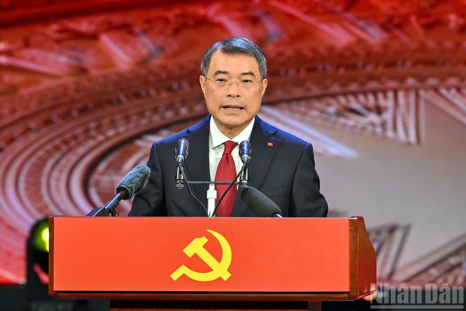 Đồng chí Lê Minh Hưng, Ủy viên Bộ Chính trị, Bí thư Trung ương Đảng, Trưởng Ban Tổ chức Trung ương, Trưởng Ban Chỉ đạo Giải Báo chí toàn quốc về xây dựng Đảng phát động Giải Búa liềm vàng lần thứ XI - năm 2026. (Ảnh: THỦY NGUYÊN)