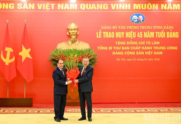 Nguyên Tổng Bí thư Nông Đức Mạnh chúc mừng Tổng Bí thư Tô Lâm nhận Huy hiệu 45 năm tuổi đảng.(Ảnh: DUY LINH)