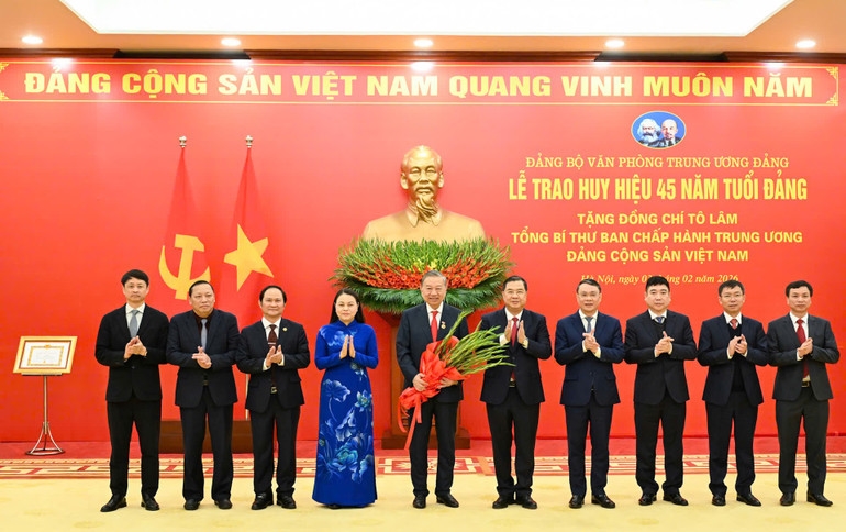 Đảng bộ Văn phòng Trung ương Đảng tặng hoa chúc mừng đồng chí Tổng Bí thư Tô Lâm. (Ảnh: DUY LINH)