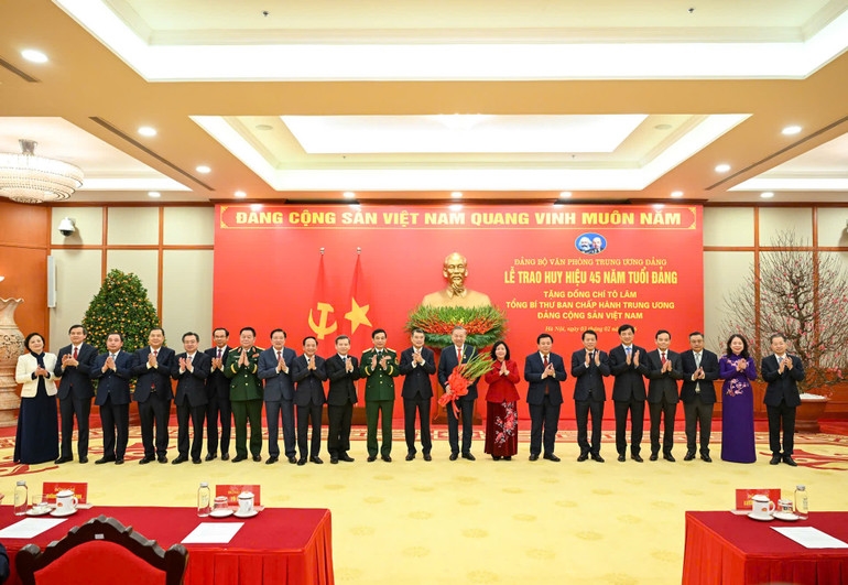 Các đồng chí Ủy viên Bộ Chính trị, Ủy viên Ban Bí thư tặng hoa chúc mừng đồng chí Tổng Bí thư Tô Lâm. (Ảnh: DUY LINH)