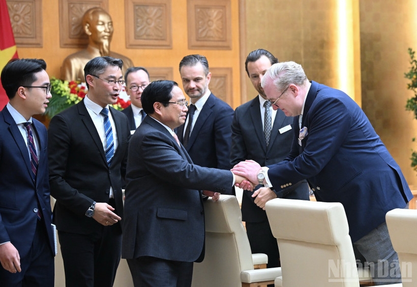 Thủ tướng Chính phủ Phạm Minh Chính với các doanh nghiệp của Thụy Sĩ và châu Âu. (Ảnh: TRẦN HẢI)