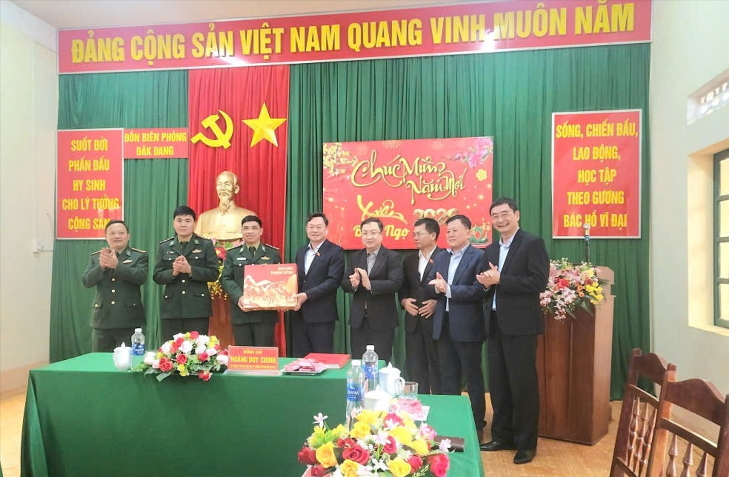 Đoàn công tác của Hội đồng Dân tộc của Quốc hội và Bộ Dân tộc và Tôn giáo tặng quà cho Đồn Biên phòng Đắk Dang